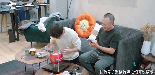 武艺生日,王珂送他曼联全队签名的足球?他高兴