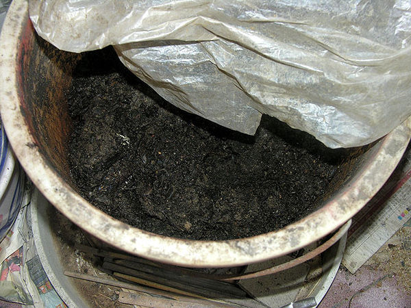 种花用的腐叶土可以用干叶子加土加水腐烂吗?