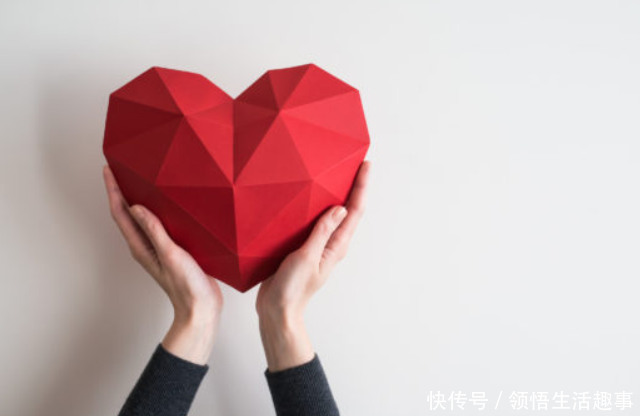 儿十年不归,儿媳改嫁同村人,母从衣柜翻出信纸,才知儿早已离开