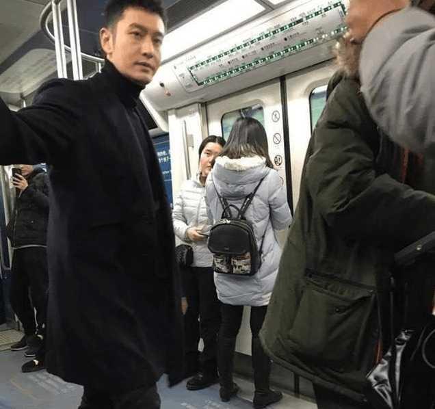 偶遇黄晓明坐地铁:没有霸道总裁范,旁边妹子的