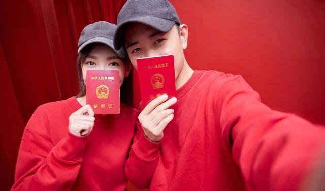 曝唐嫣已怀孕,机场路透视频为证!她走路小心,下