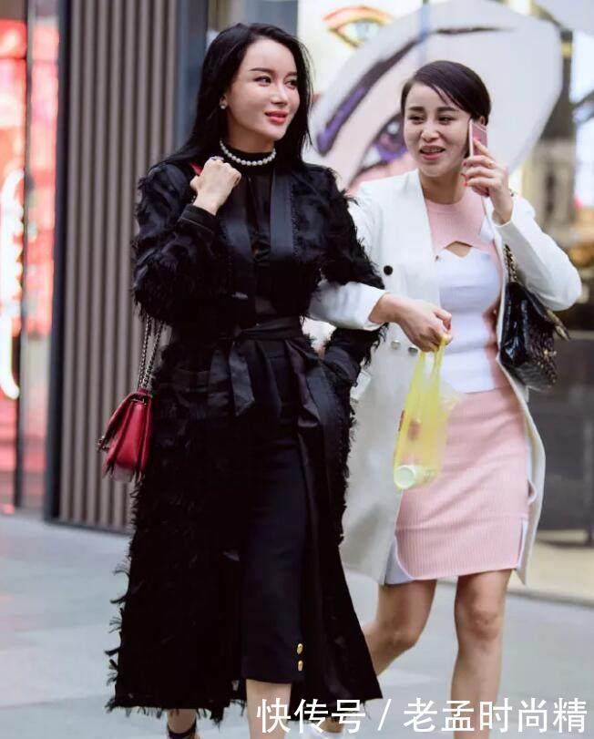 时尚的姐妹, 她们手拉手一起逛街, 微笑中带着自信 博九在线娱乐