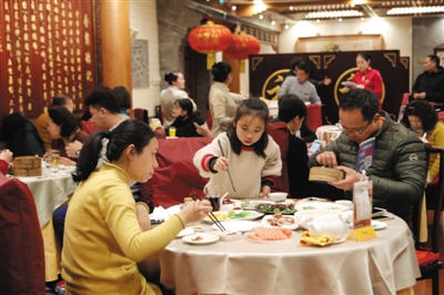 除夕未入夜 年饭已\＂订满\＂