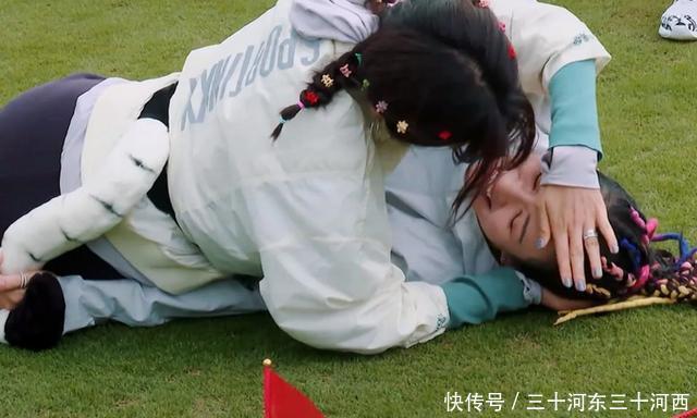 章子怡玩游戏环节不慎摔倒,汪峰下意识的举动