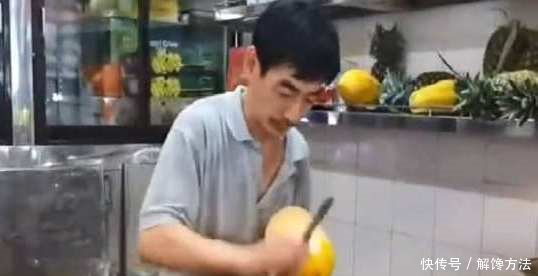 陕西刀削面师傅在美国卖哈密瓜,削水果皮的技