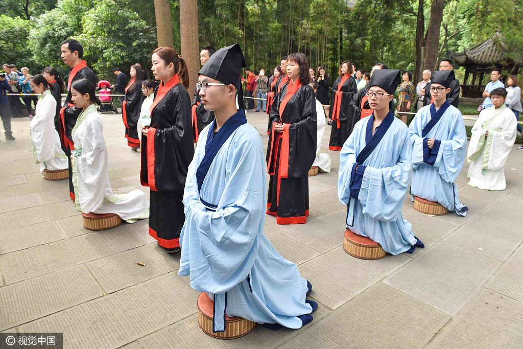 "五四"活动,成都学子竟然穿汉服行跪礼