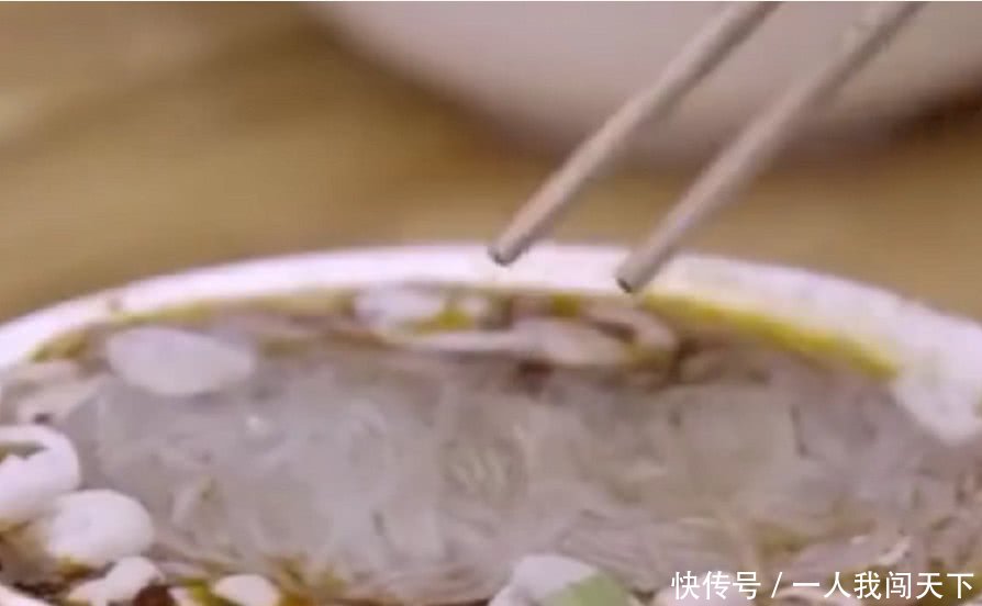 谢霆锋带着张靓颖去吃酸辣粉,并给老外流利的