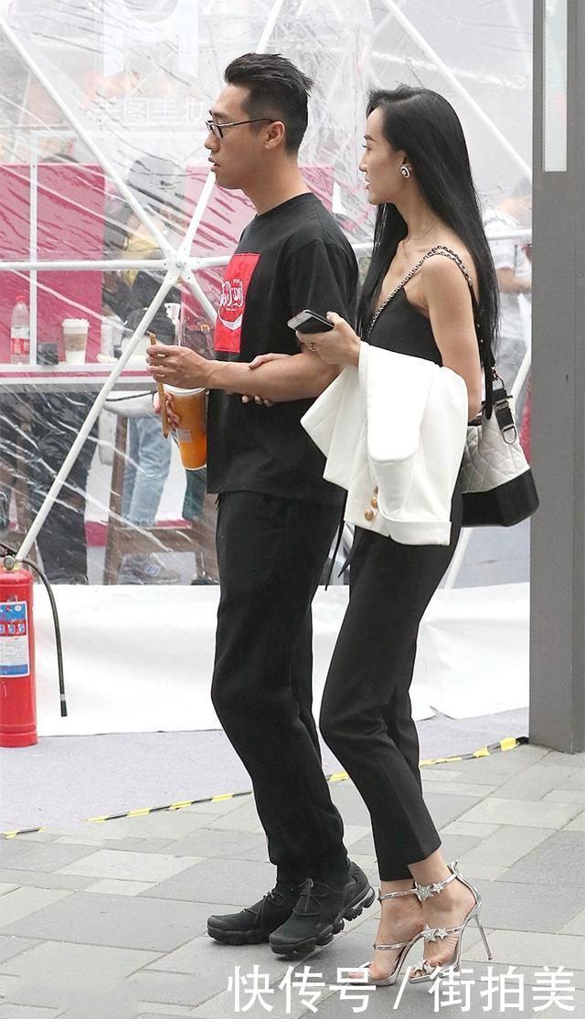 街拍:黑色露肩装,搭配黑色紧身长裤,凸显高挑性