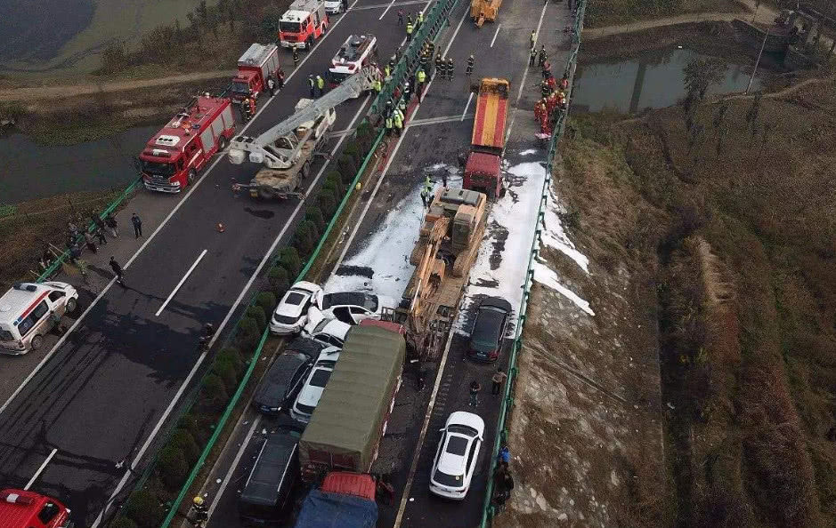 上高速正常行驶却撞死猛窜出来的人,车主需要