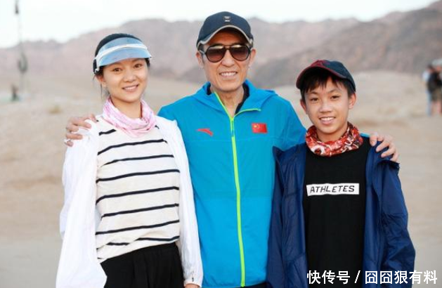 张艺谋小31岁妻子带子探班丈夫,12岁儿子快有