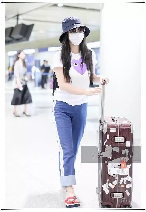 没有柳岩的胸围真别穿大T恤,像张韶涵这样穿成