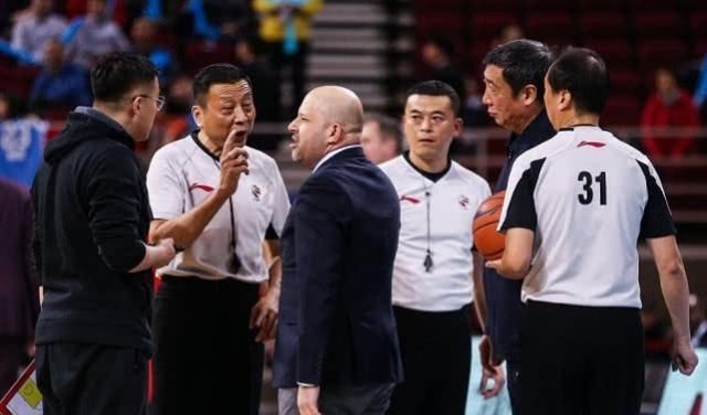 CBA公司公布私会门:深圳未违规 裁判6次漏判