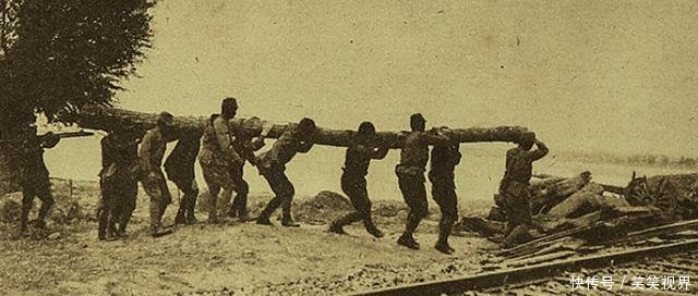 日寇惩罚逃跑劳工,在伤口上撒盐,用铁丝拧上手