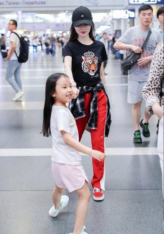 李小璐带甜馨再赶上,甜馨长发及腰现身表情,个dnf9090bv长发95妈妈包图片