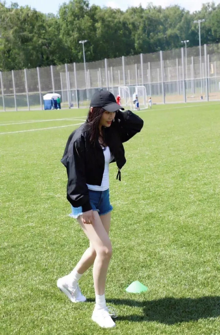 《西虹市首富》半天过亿, 性感徐冬冬爆照, 低胸