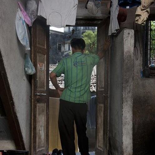 男子为了家庭,从事特殊工作,却告诉妻子自己