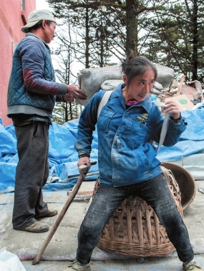 背山工邓淑芳绝对是个女汉子,每次都要背上百公斤