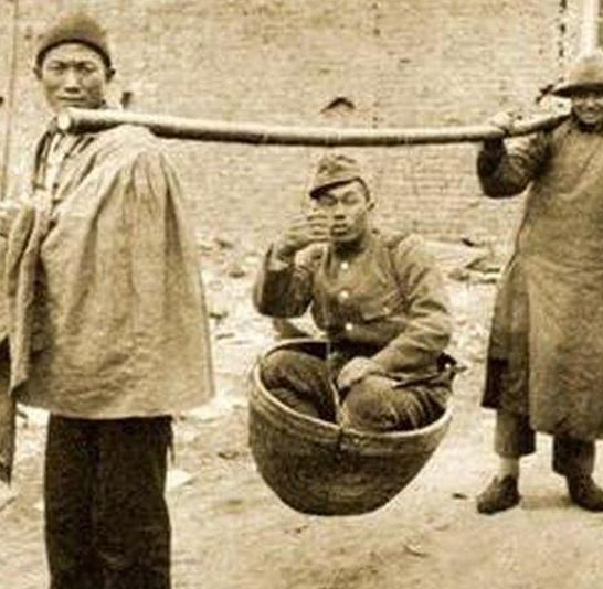 日本鬼子进村扫荡,抬头看见一座墓,恭敬的磕了