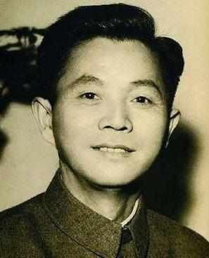 他曾跟粟裕同级,另外一个身份却名垂千古,毛主席承认不如他