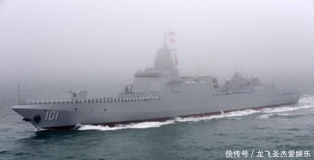 一个老兵,观看纪念海军成立70周年海上阅兵活