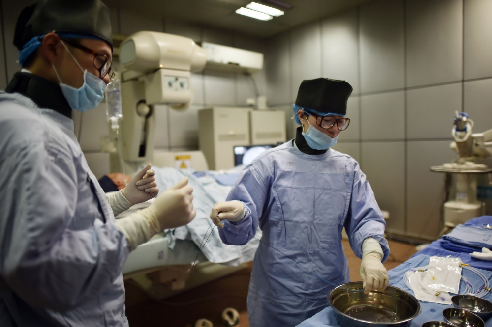 女医生穿30斤铅衣做手术 内裤是铅制 - acfun弹幕视频