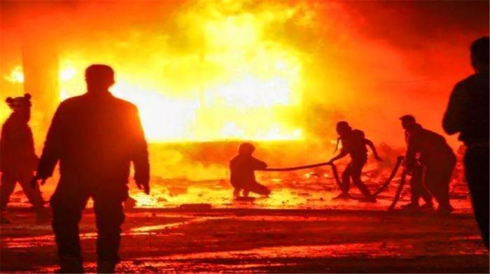 战火染红半边天,37个目标同时“失守”:100余次狂轰滥炸 澳们金沙网站