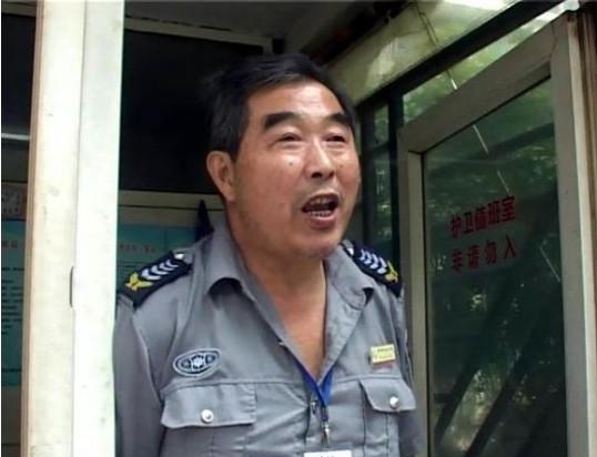 公司门卫被豪车车主羞辱，他接过电话说17个字，车主傻了眼