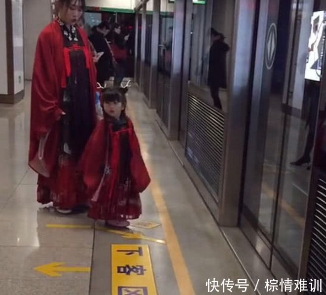 女子深夜坐地铁,看见穿古装红衣服的母女,母女
