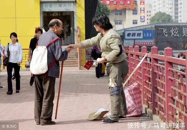 父亲借钱给乞丐，路人笑他傻子，三年后送来30万，才知乞丐不一般