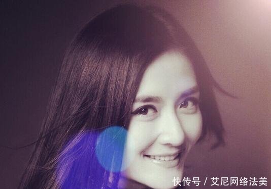 做作! 前有杨颖今有谢娜 系安全带跟常人不同 