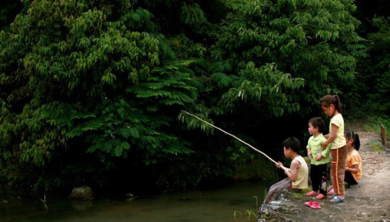 农村条件差孩子这样玩,城里孩子看到却是满眼的羡慕