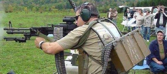 这种弹链背包一次可以装500发子弹