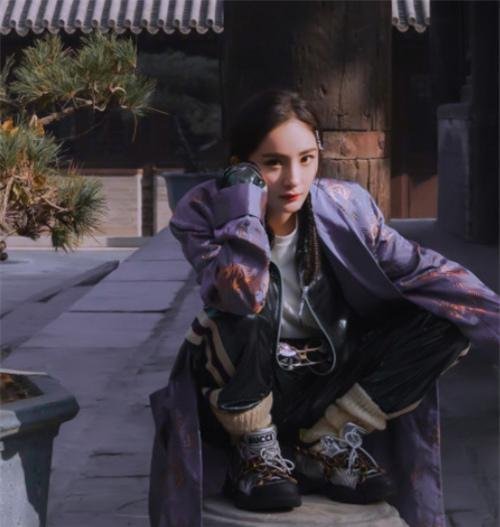 杨幂爸爸晒女儿青涩美照, 背后的海报亮了