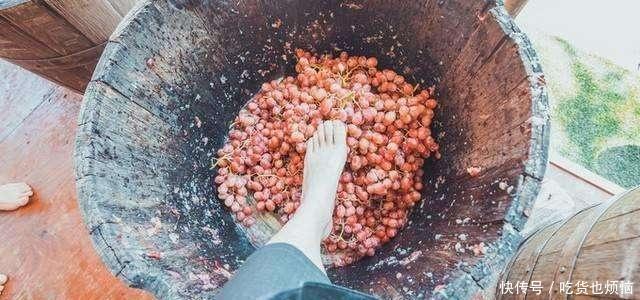 嫌脚踩的食物不卫生?看看这些脚踩出来的食物