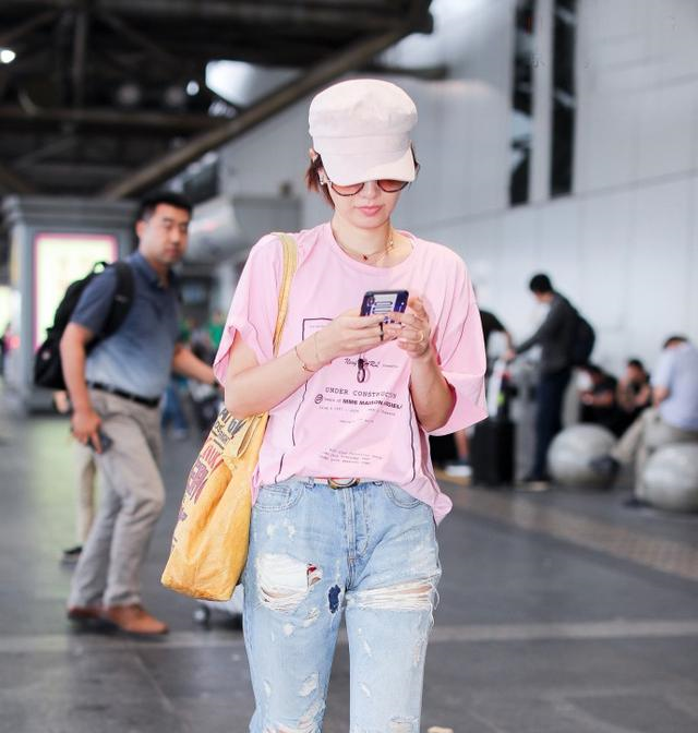 马伊璃竟换嘻哈风,裤子外非要缝件烂短裙,这个