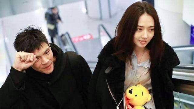 向佐再晒和郭碧婷的恩爱照,两人手牵手开启尼