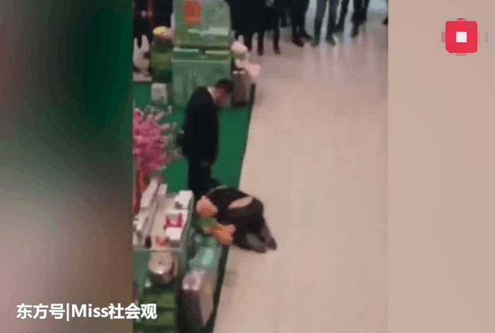 扫码枪被抢要罚款1000元 快递小哥商场内下跪