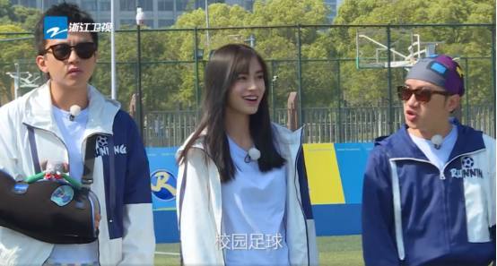 奔跑吧兄弟:baby、杨幂同框抢镜,扮足球宝贝难