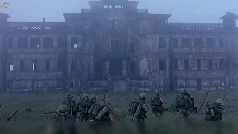 越战时美国9名士兵勇闯禁地,最后仅一人生还《r高地》