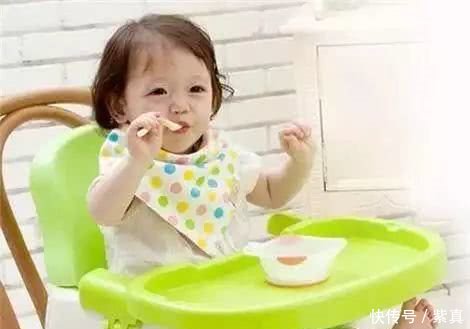 宝宝多大的时候,可以练习自己吃饭呢