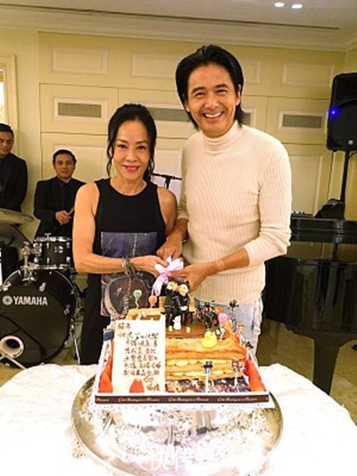 63岁周润发近照, 容颜苍老认不出, 每年都要去