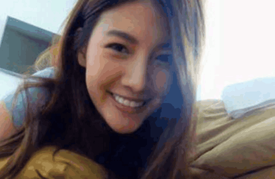 女大学生没钱交房租, 只好答应房东的条件, 泪