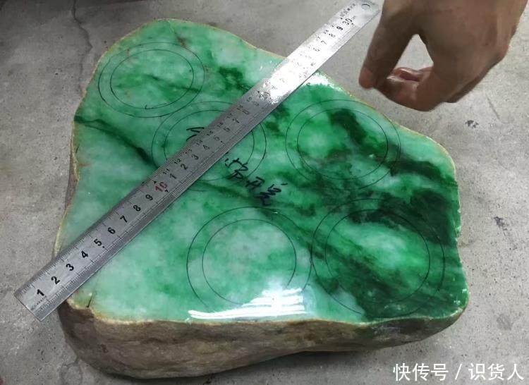 一块其貌不扬的石头,切开后连外行人都知道这下发财了