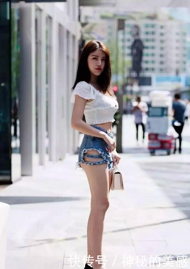 美女街拍,紧身路人牛仔热裤搭配高跟鞋,凸显高美女主人绑图片