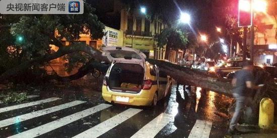 巴西里约热内卢遭遇罕见暴风雨致4死