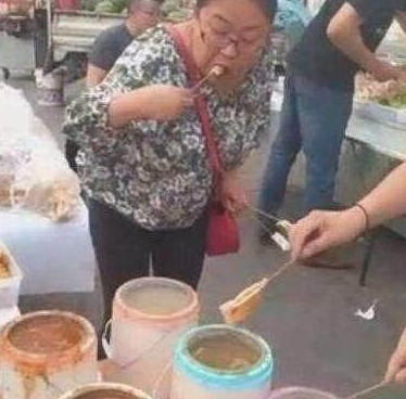 街头惊现最懒小吃摊主,只收钱不做事,想吃还得顾客自己动手做