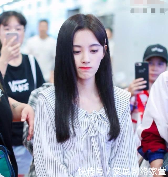 鞠婧为显腿长穿高腰,连扣5颗扣子不累她的最新的表情图图片
