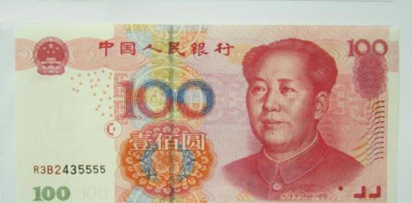 老爷爷买棉鞋给100元假币,大家都说是假钱,老