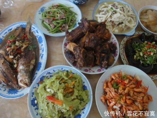王寡妇给乞丐父子做饭,18年后一人开着豪车进