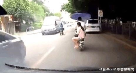 夫妻俩过完情人节,骑电动车回家路上,被视频车拍下尴尬画面 99真人网上娱乐平台